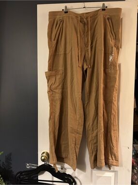 Women’s American Eagle Casual Cargo Utility Pants in Khaki